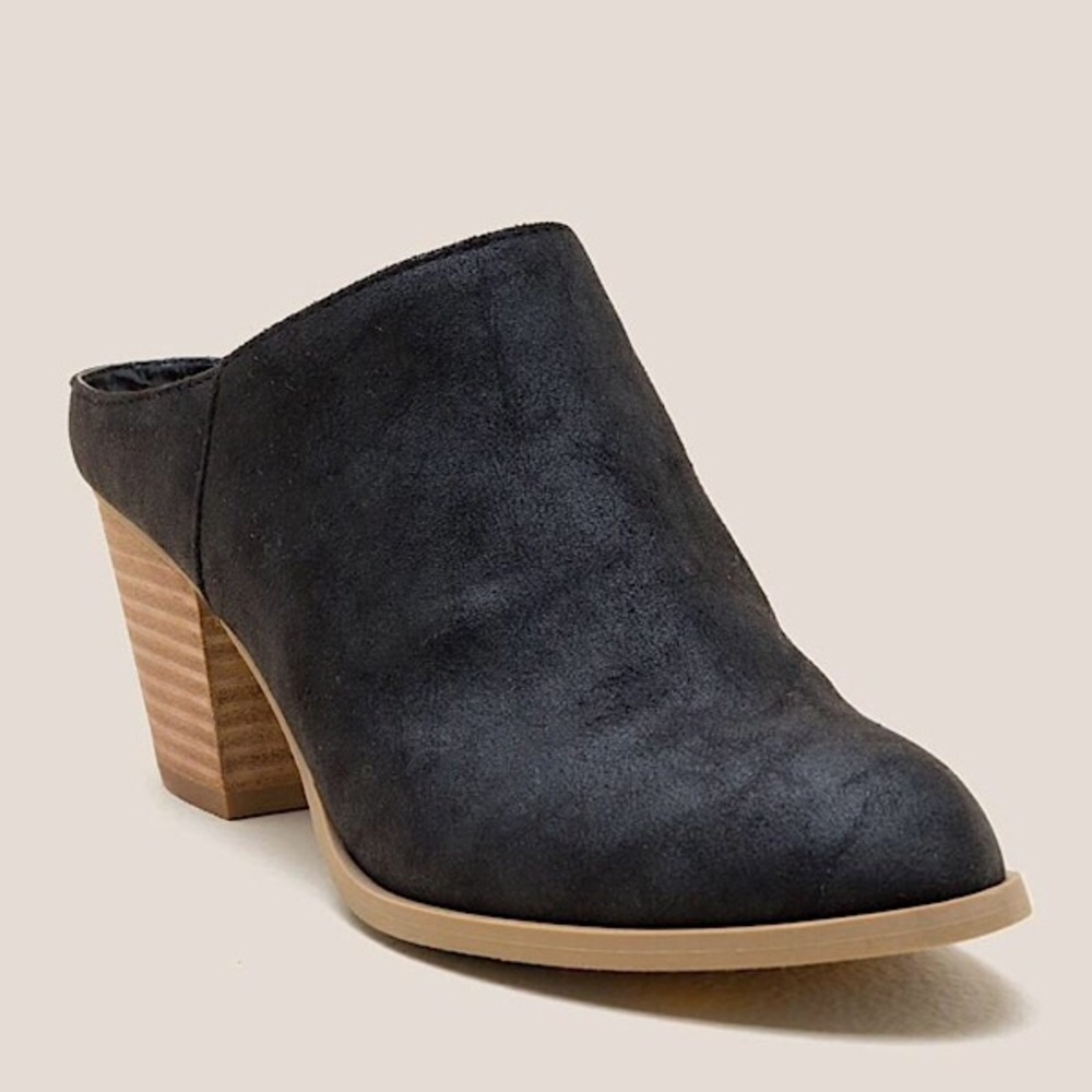Report Black Pointed Mules